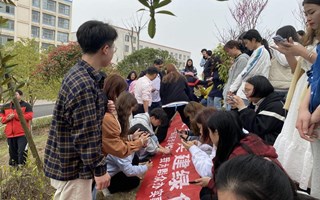 口腔医学系“学党史，我为群众办实事——履行植树义务，共建绿色校园”植树活动